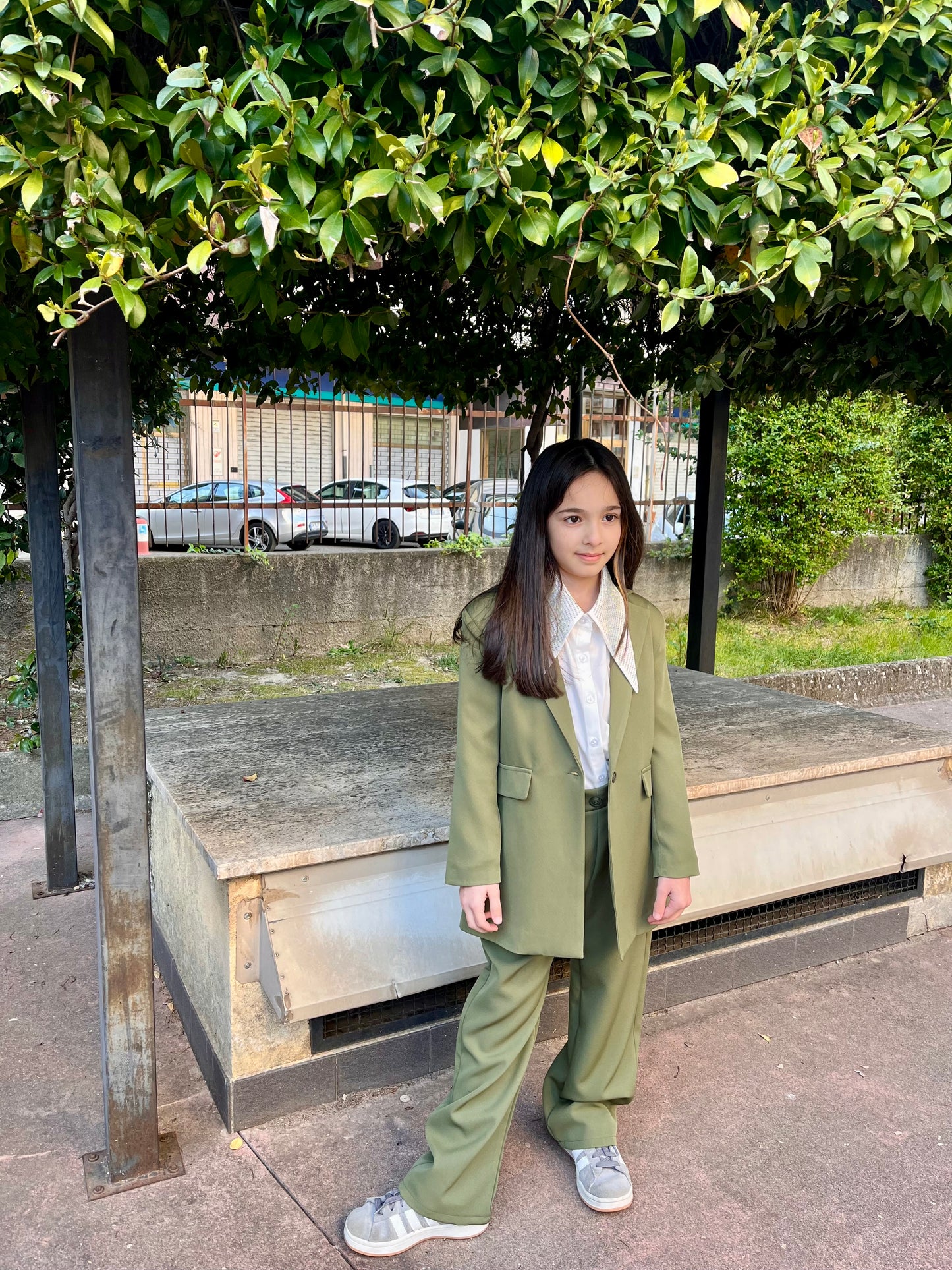 Tailleur disponibile in arancione e verde militare dalla 4 alla 14 anni