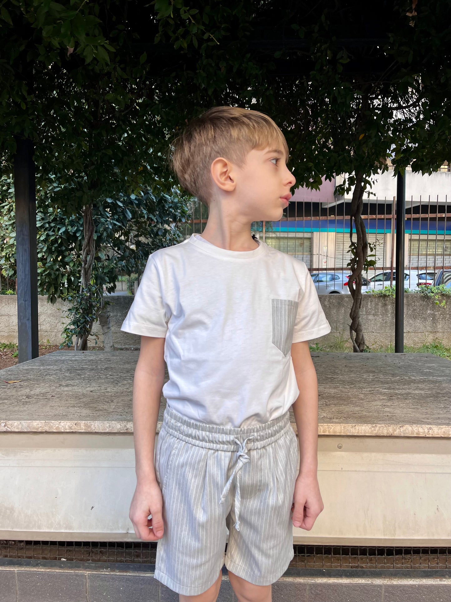 Bermuda rigato grigio con elastico disponibile dalla 8 alla 16 anni