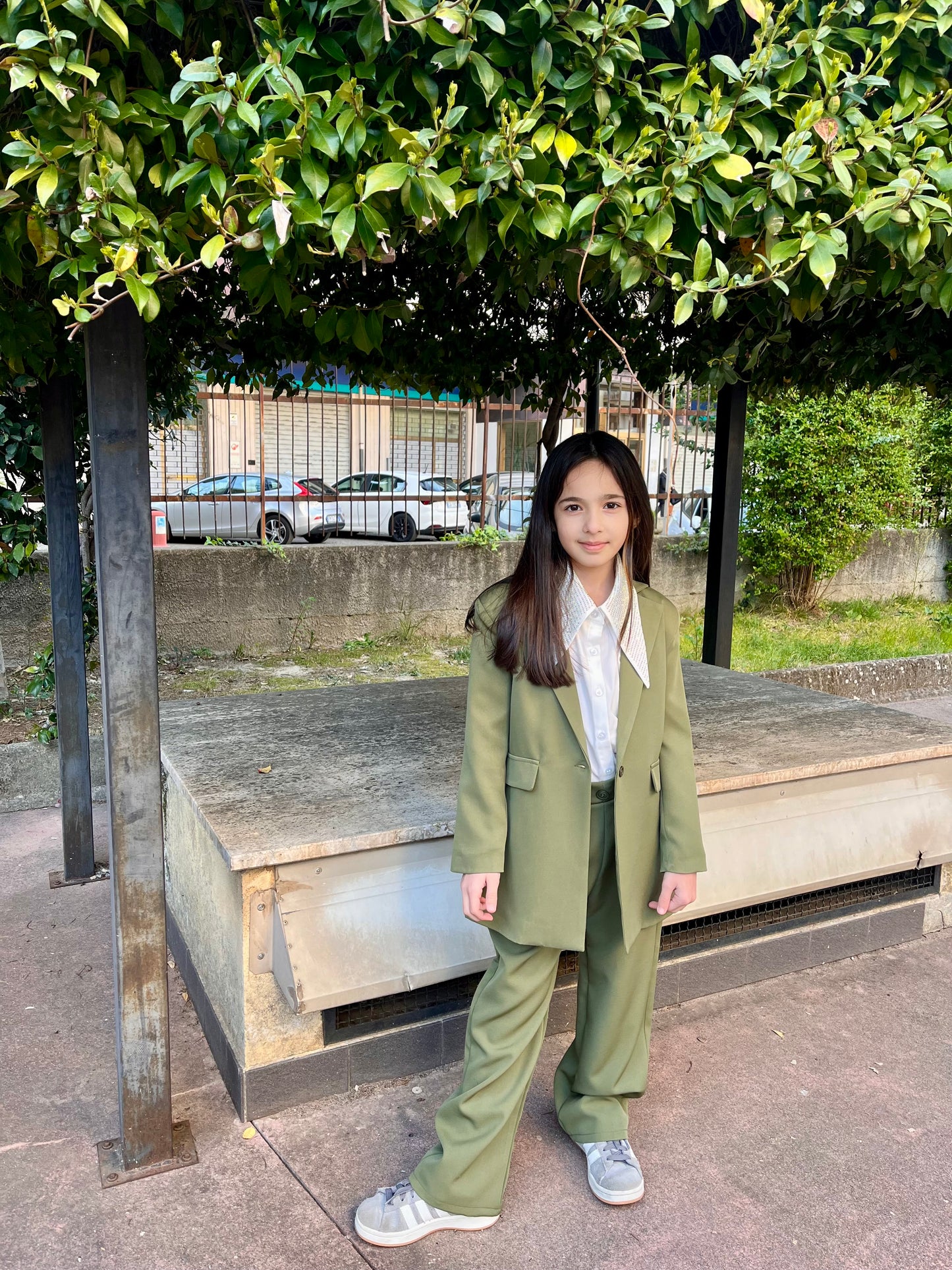 Tailleur disponibile in arancione e verde militare dalla 4 alla 14 anni