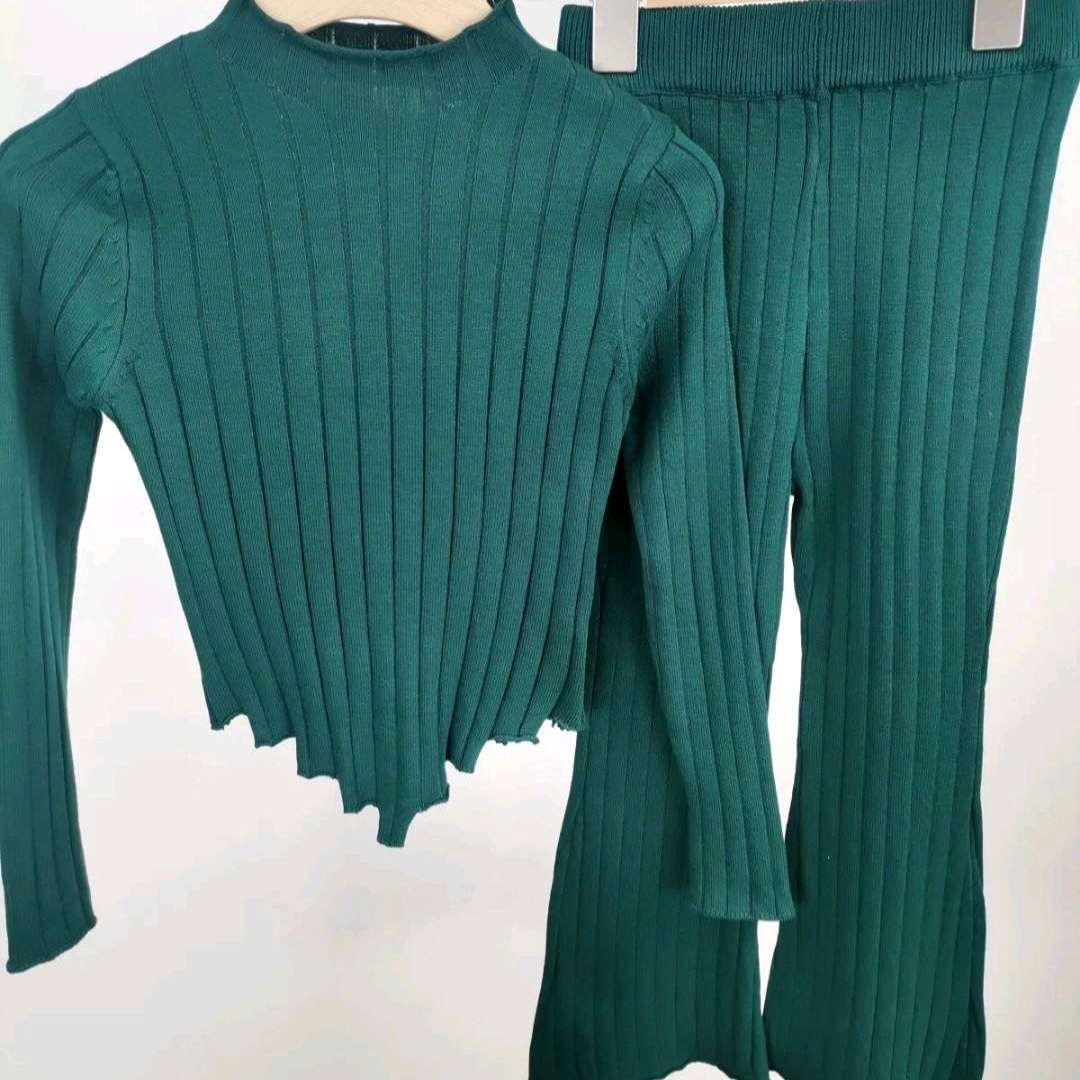 Completo verde con pantalone a zampa disponibile dalla 4 alla 14 anni